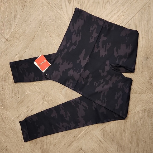 NWT SPANX LOOK AT ME CAMO LEGGINGS - Picture 2 of 8